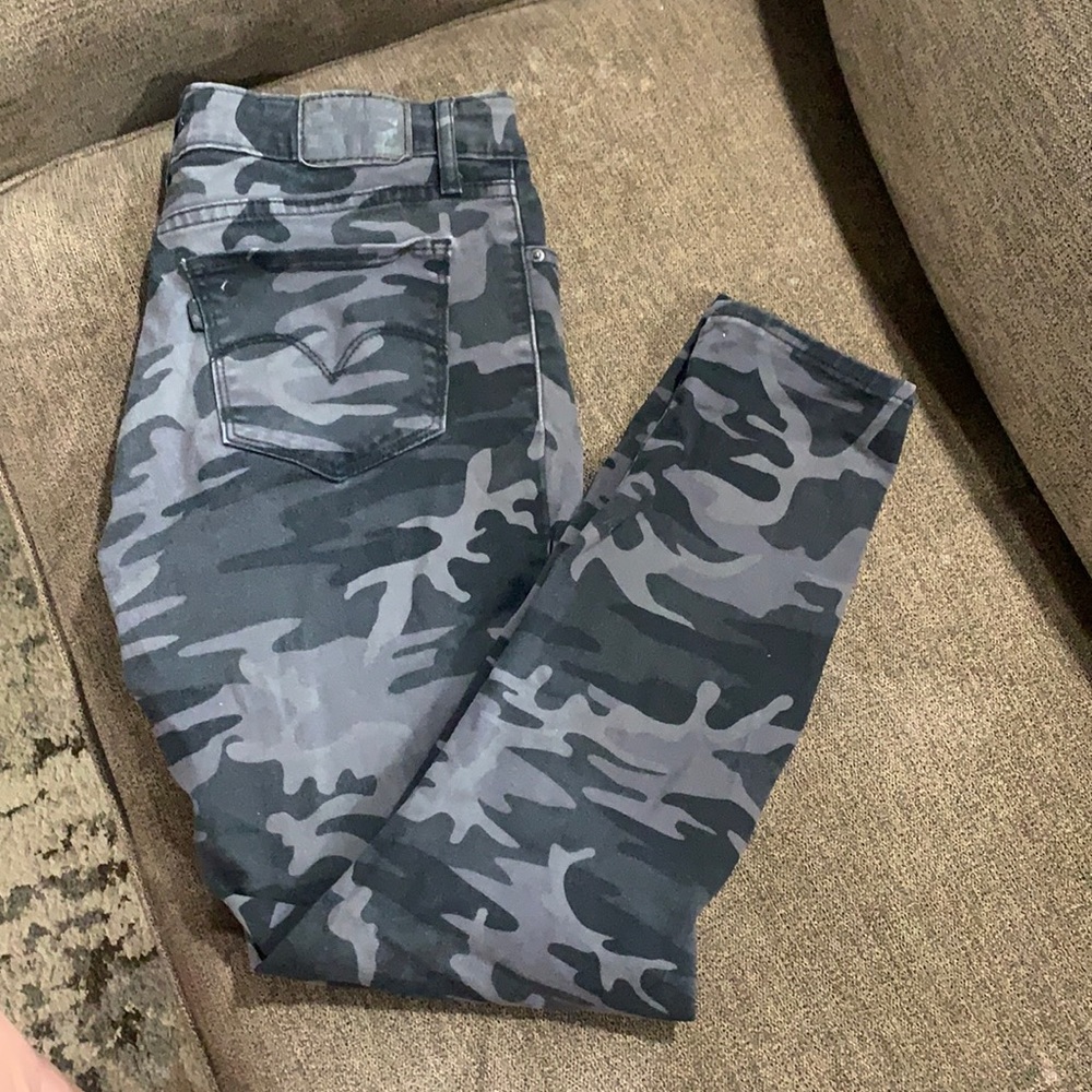 black camo Levi’s